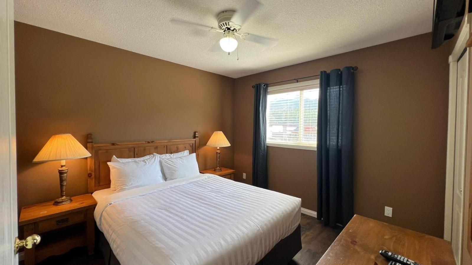 Riverside By Stayin Fernie Room photo