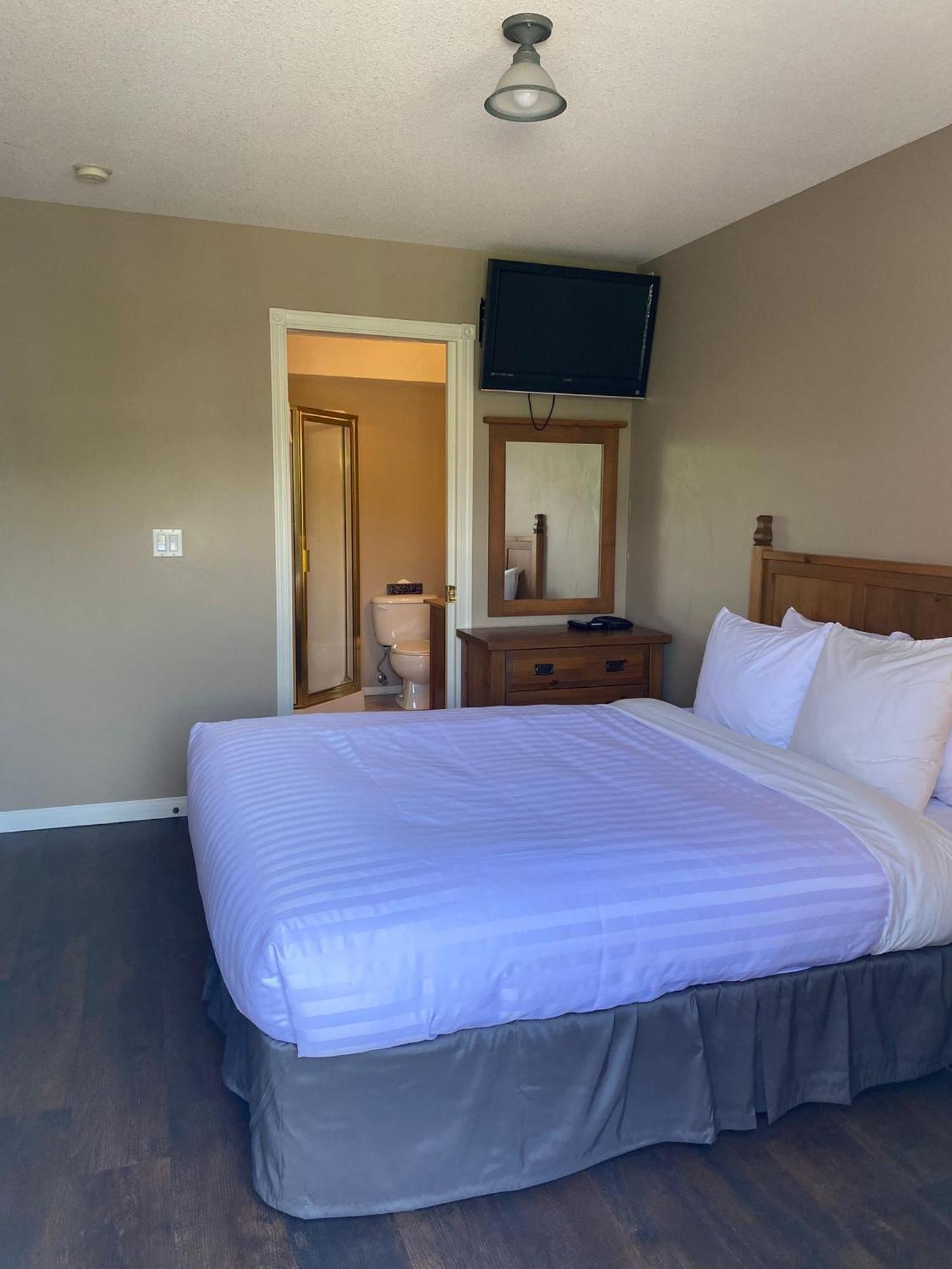 Riverside By Stayin Fernie Room photo